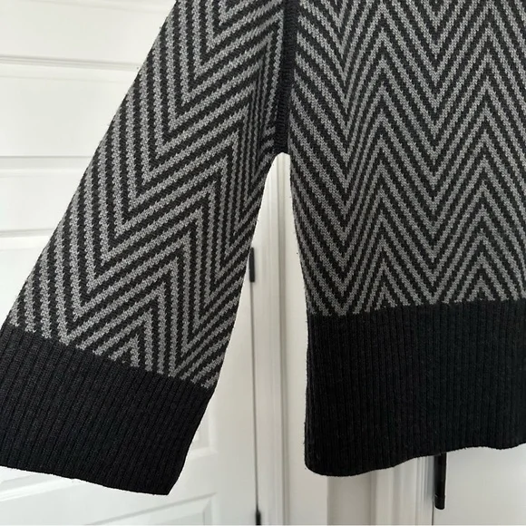 Saks Chevron Sweater 100% Super fine Merino Wool Size XS - Picture 2 of 5